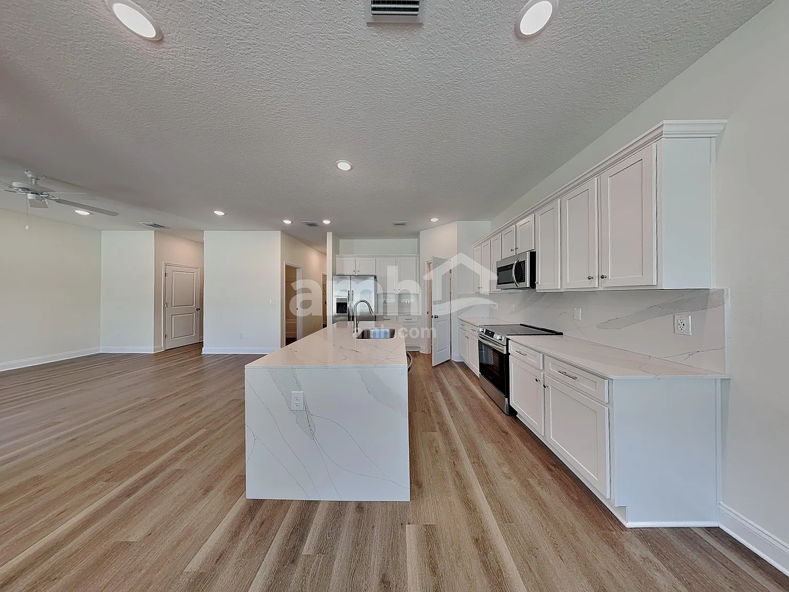 5 bed, 3.0 bath, 2377 sqft, $2,975 — Photo 3