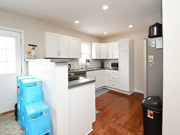 4th image of 2437 East Ave