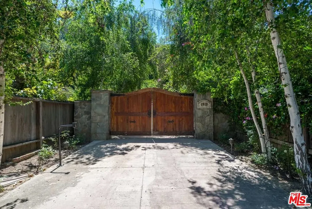 4 bed, 3.5 bath, 3858 sqft, $32,500 — Photo 2