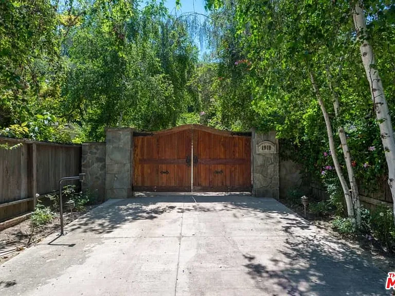 1957 Mandeville Canyon Rd — Photo 2