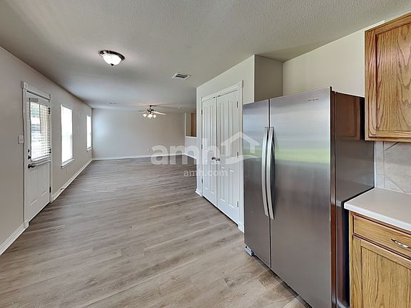 4th image of 212 Hereford St