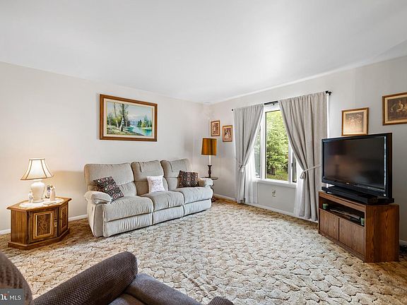 5th image of 8 Peabody Ct