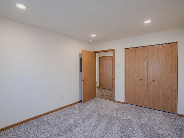 Fargo, ND Lake Crest Apartments | 21E | Bedroom