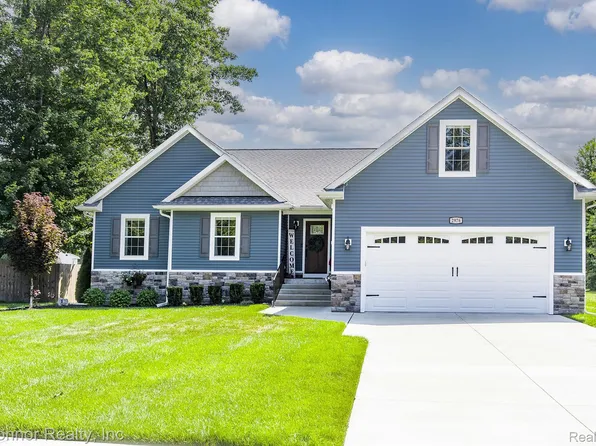 2976 E Bob White Dr, Smiths Creek, MI 48074