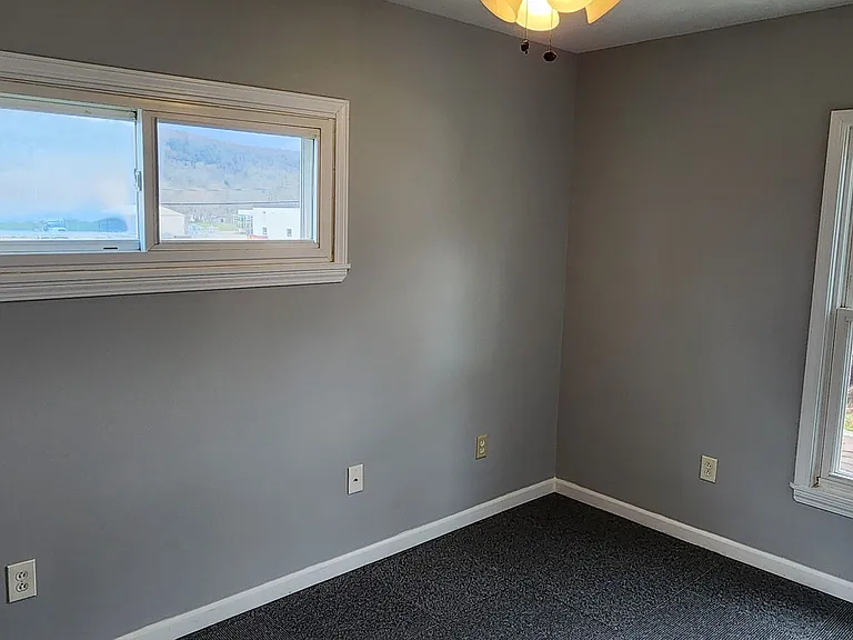 1501 W Henley St — Photo 7