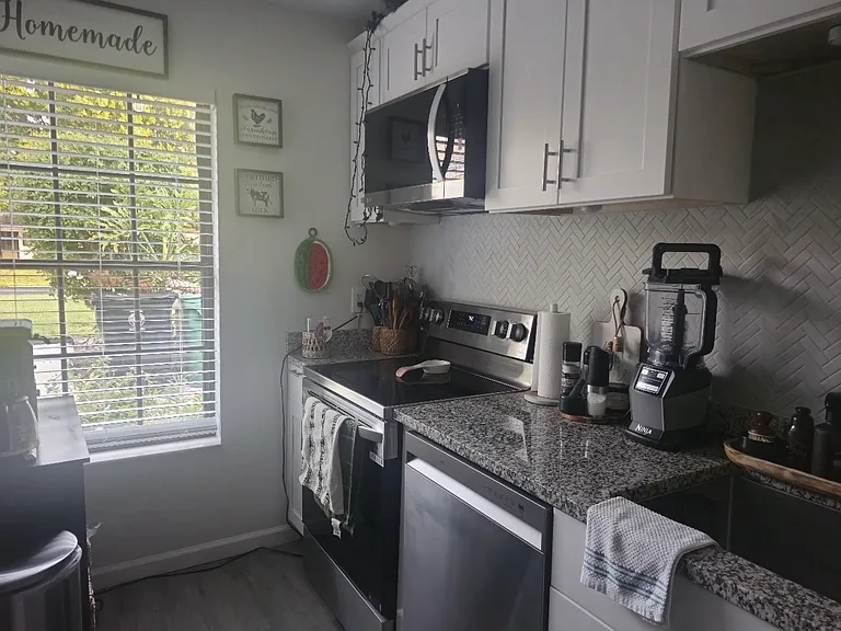 1432 SE Colchester Cir — Photo 6