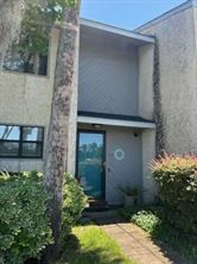 Island Marshwood Renovated Condo — Photo 1