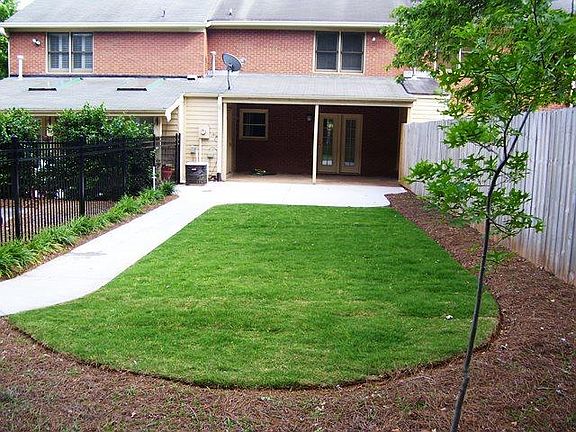 Fenced Back Yard - Lawncare included with rent