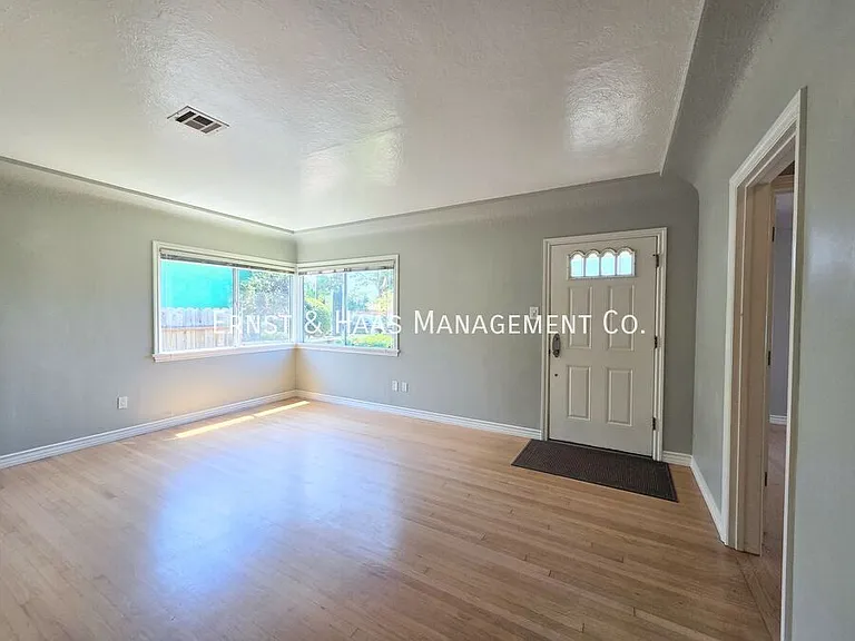 1926 Daisy Ave — Photo 4