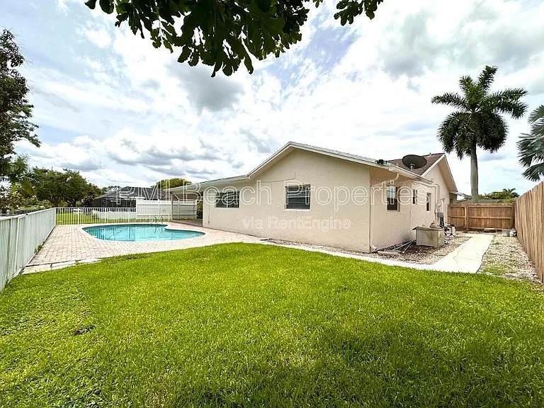 1292 Essex Dr — Photo 24