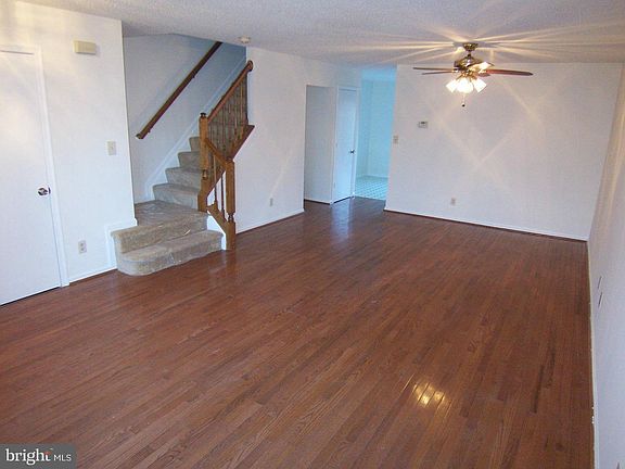 2nd image of 1336 Foxglove Sq