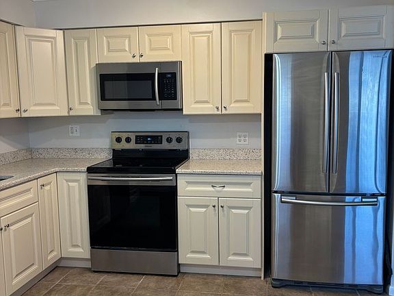 2nd image of 2921 Bentley St
