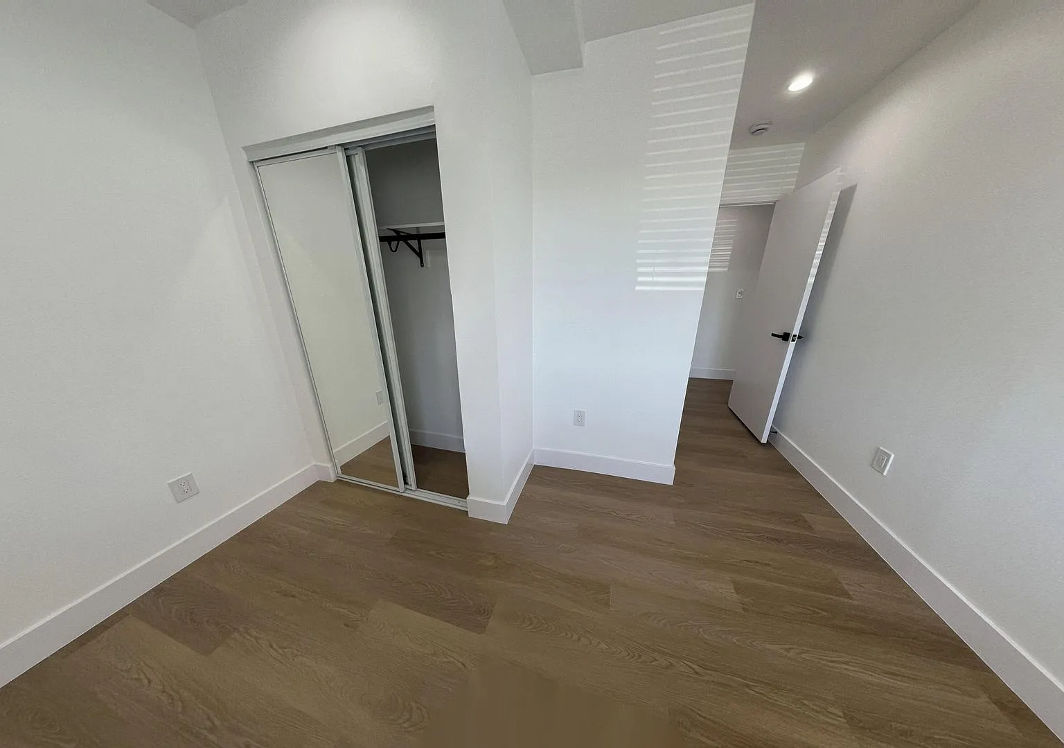 Radford Manor...BE PART Of THE TRENDY VALLEY VILLAGE!! CALL NOW! — Photo 4