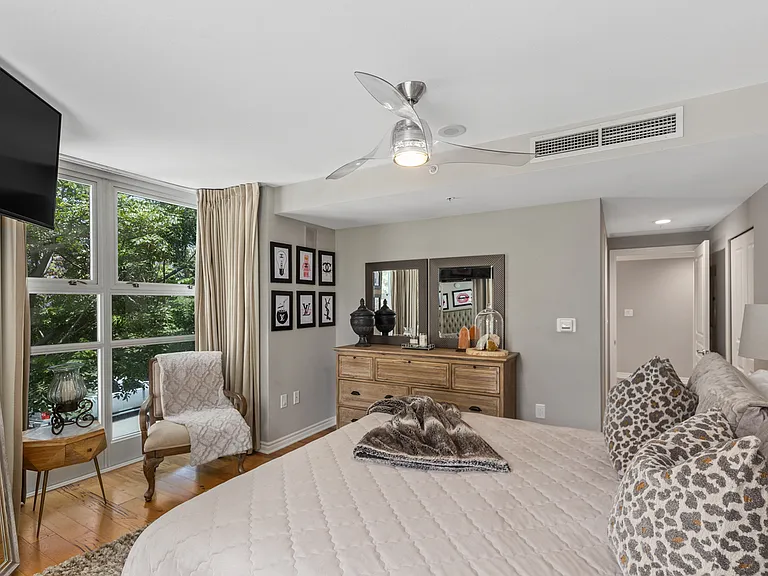 300 W Beech St #3 — Photo 16