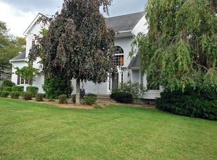 4 Hill Hollow Ct, Clinton, NJ 08809