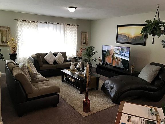 3rd image of 404 Leo Dr