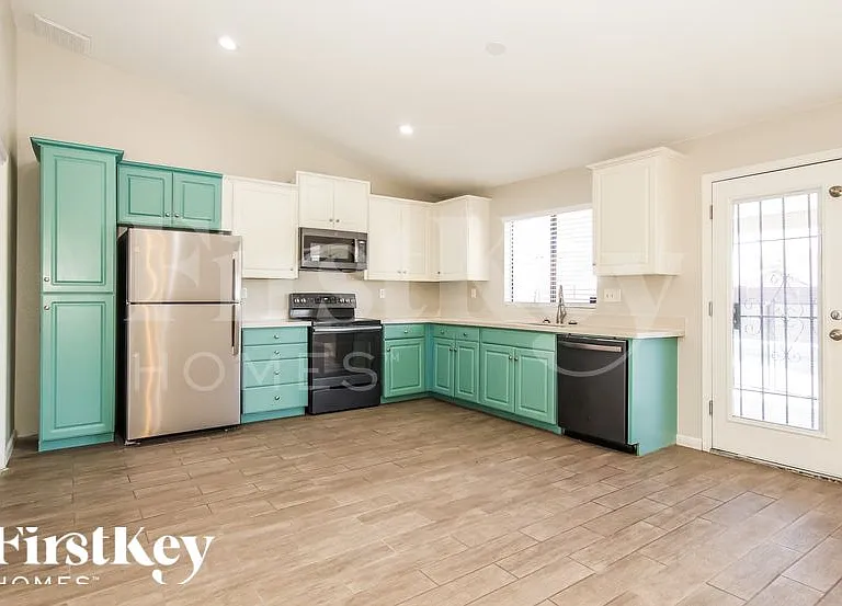 4237 W Grovers Ave — Photo 5