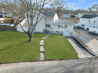 7 Wagon Ln, Centereach, NY 11720
