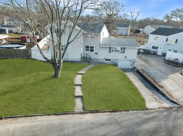 7 Wagon Ln, Centereach, NY 11720