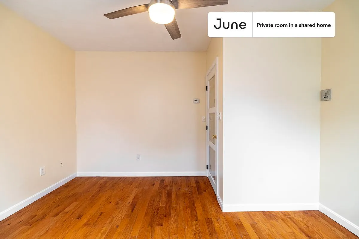 Queen bedroom in 3 bed/2 bath home in East Boston #1849 B — Photo 3