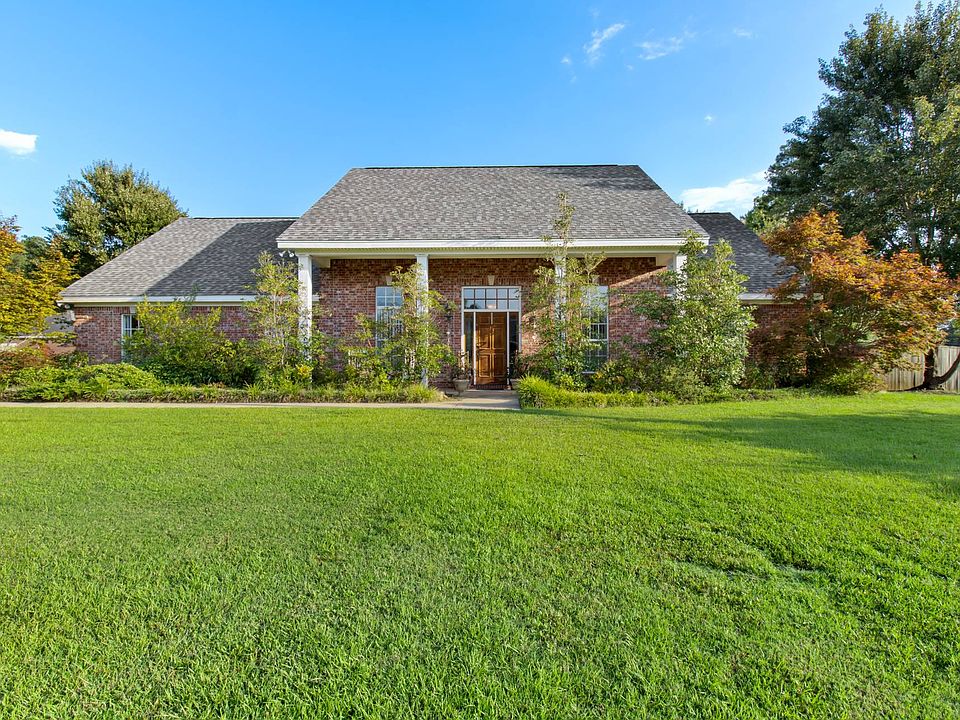 1st image of 684 White Oak Ln
