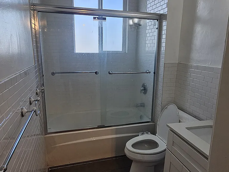 1400 Lakeshore Ave #10 — Photo 8