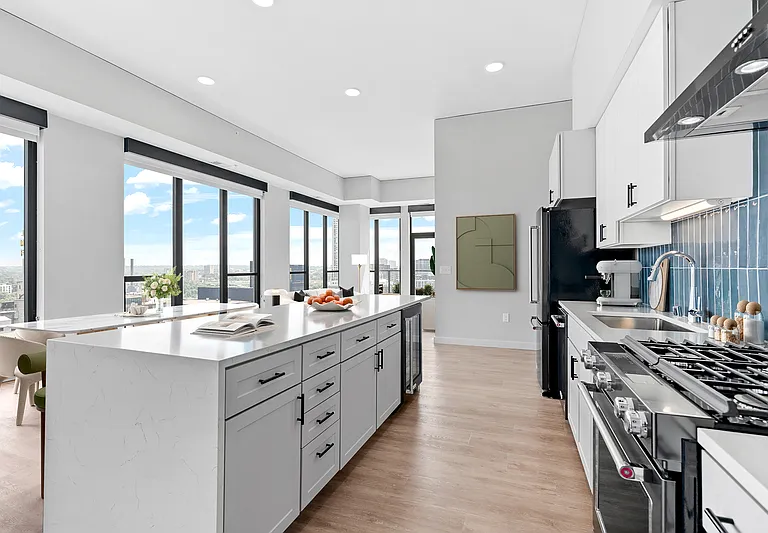 240 Park Avenue — Photo 2