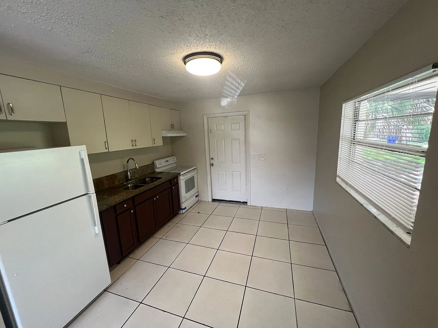 Fort Myers ** 2 Bed-1 Bath Unfurnished First Floor Apartment Available For A Long-Term Tenant ** ... — Photo 2