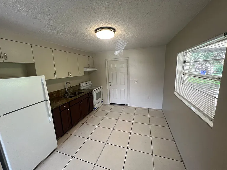 1057 Alderman St — Photo 2