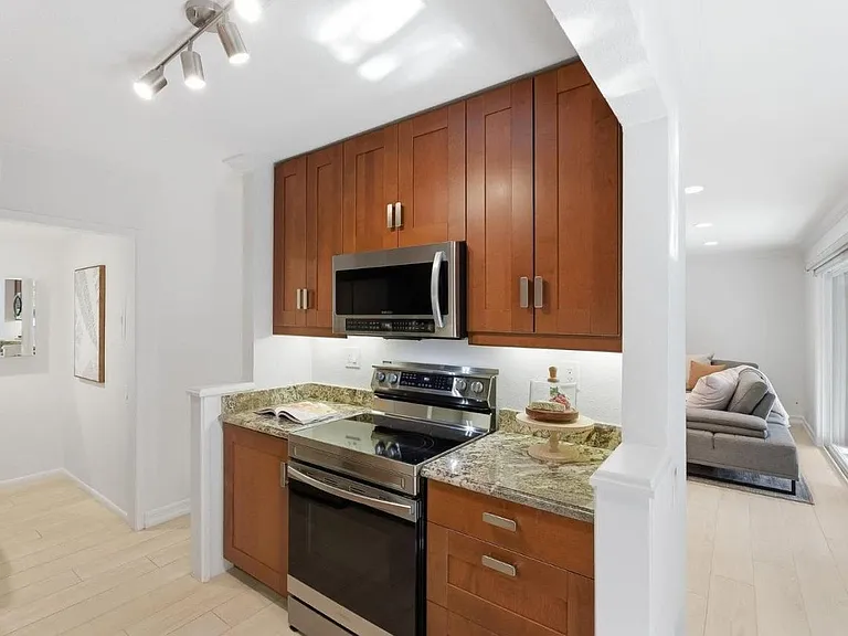 3335 La Mesa Dr — Photo 4