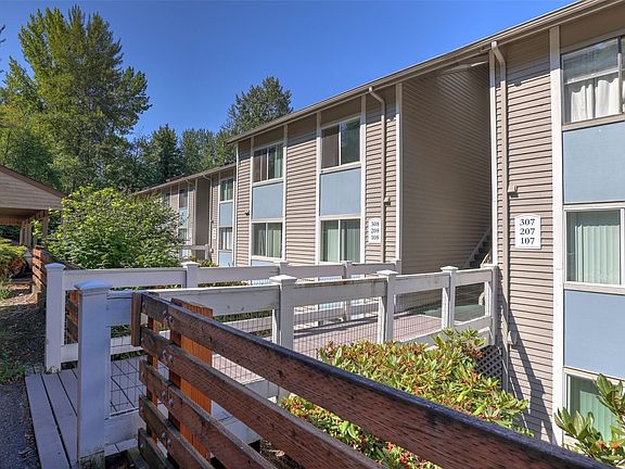 Just a short distance to all the amenities the city of Auburn has to offer as well as easy access to 167, HWY 18, I-5 & Auburn Station for commuting.>