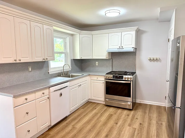 27 Runyon Ave — Photo 2