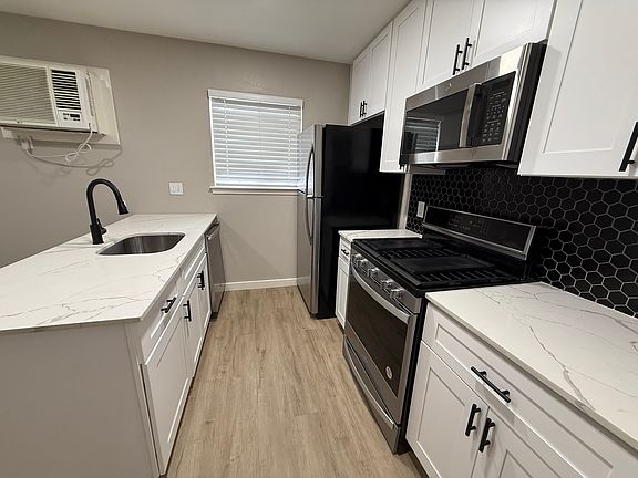 4th image of 610 1/2 W 30th St #204
