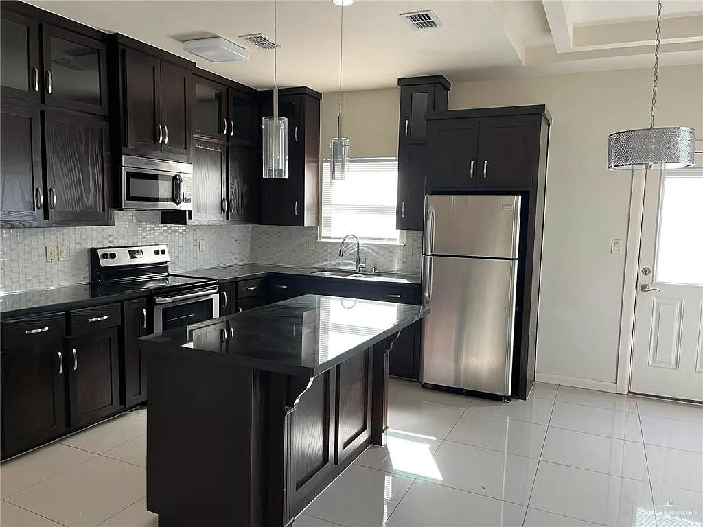 3 bed, 2.0 bath, 980 sqft, $1,200 — Photo 1