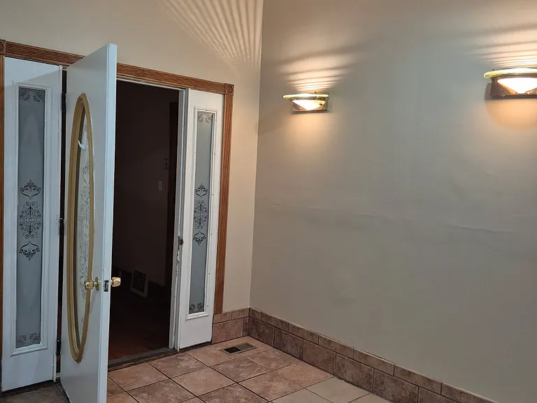 210 W Rundell St — Photo 9
