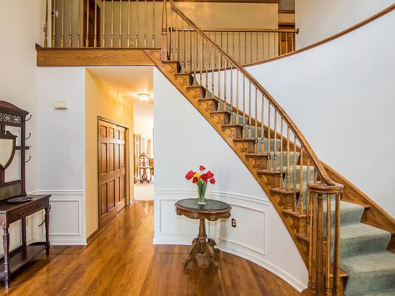 4th image of 8 Hart Ct