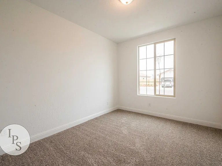 352 N Millard Ave — Photo 14
