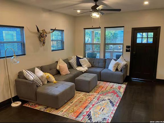 5th image of 301 E WOODLAWN