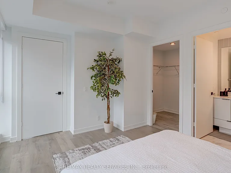 327 King St W #4106 — Photo 24