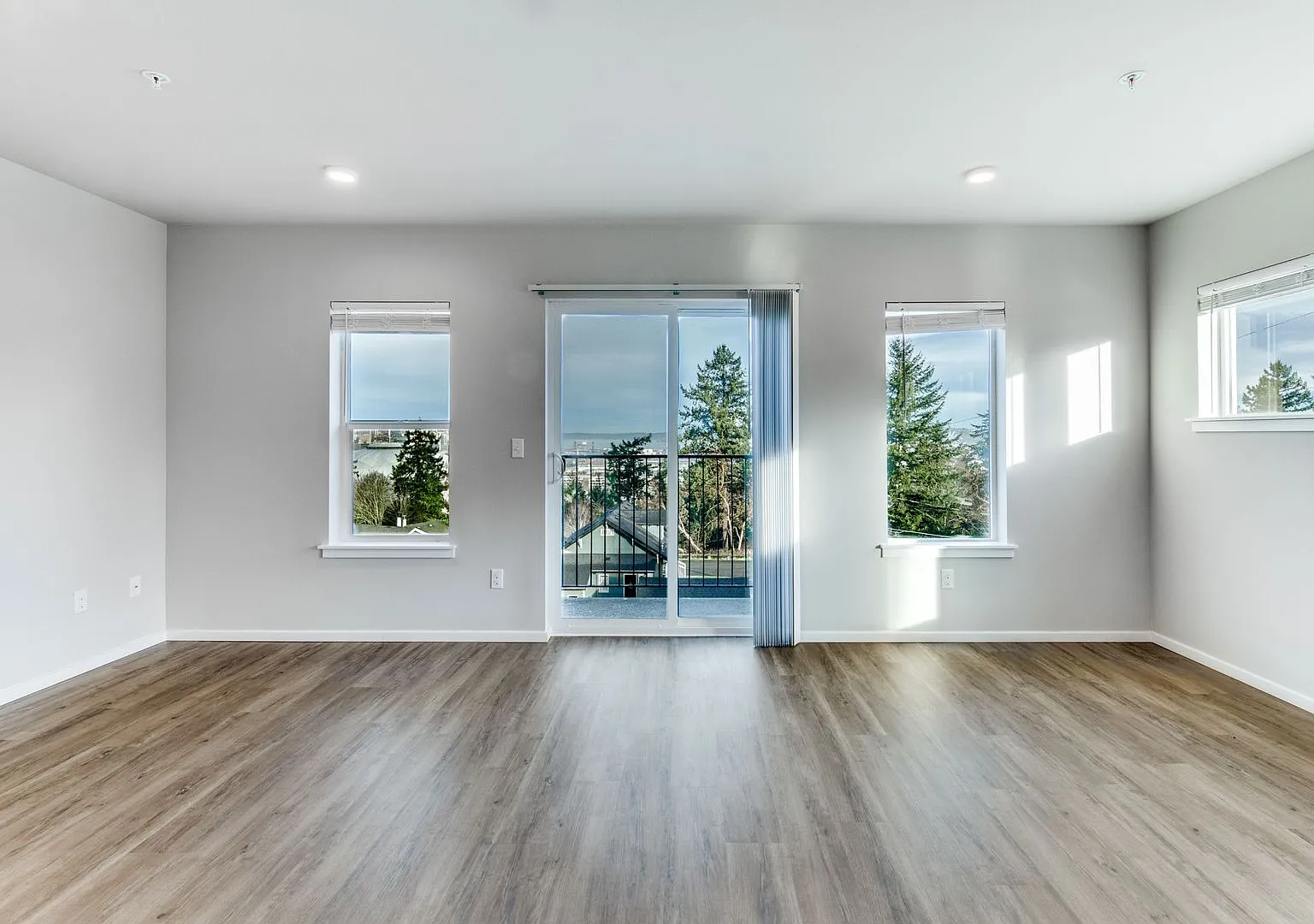 One Bedroom Apartment - Stunning Views & Private Balcony — Photo 4