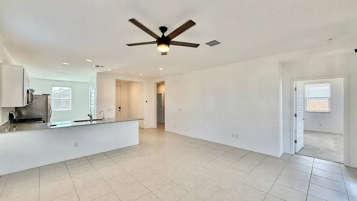 3 bed, 2.0 bath, 1402 sqft, $1,575 — Photo 3