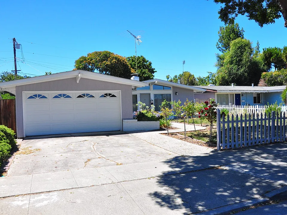 1218 Sandia Ave