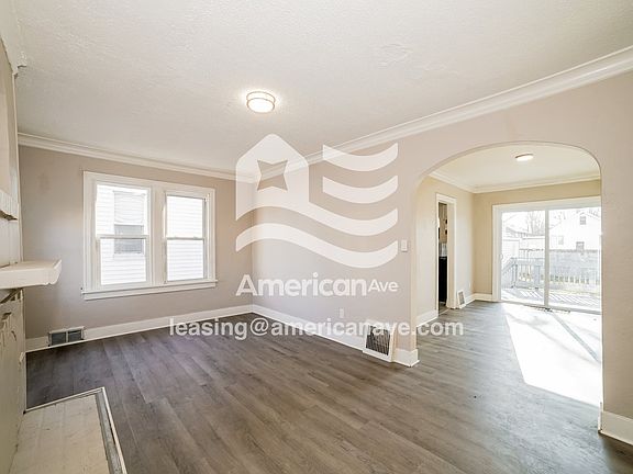 1346899_003_wm_-_living_room_13428888.jpg