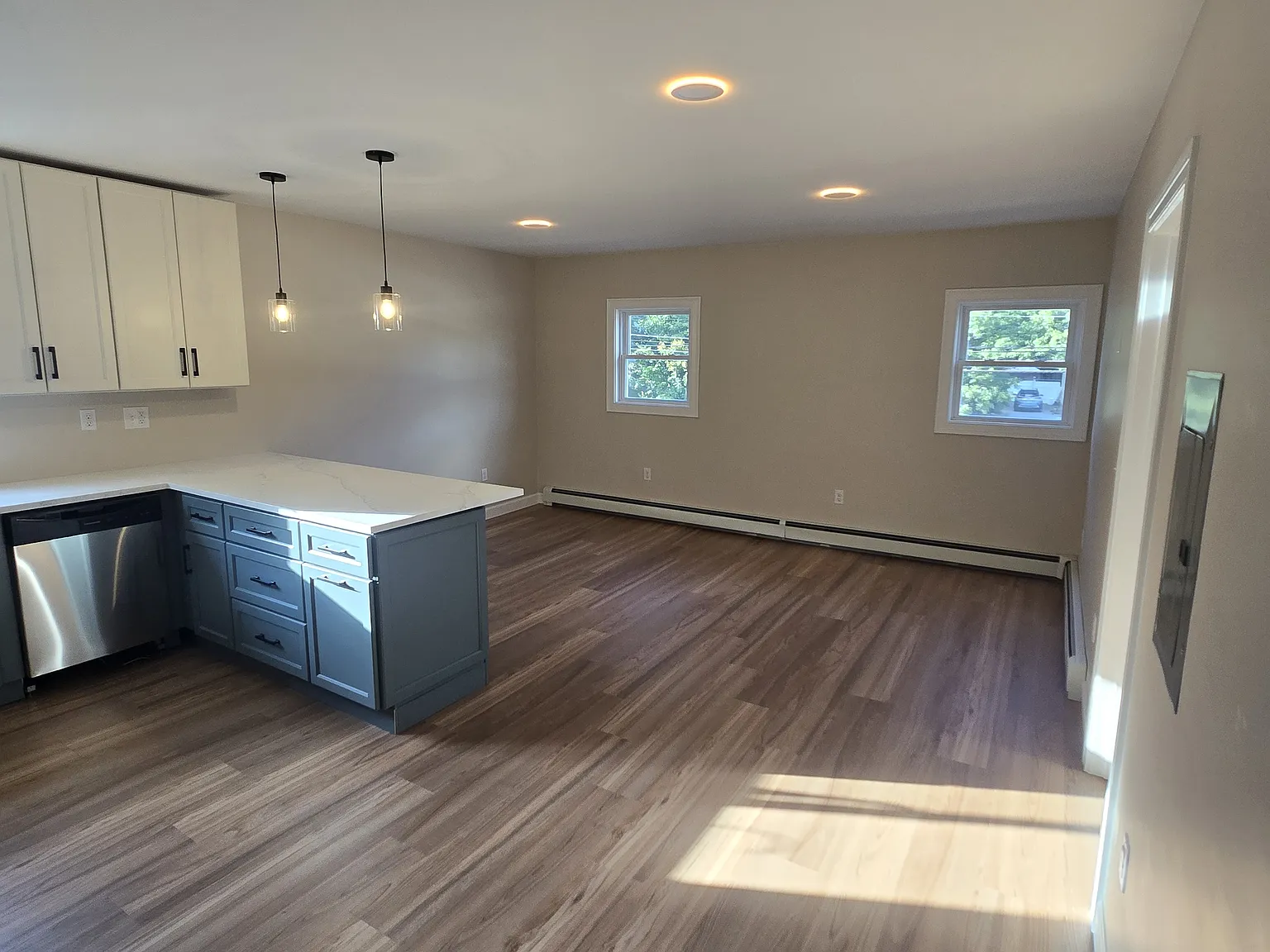2 bed, 1000 sqft, $2,300 — Photo 2