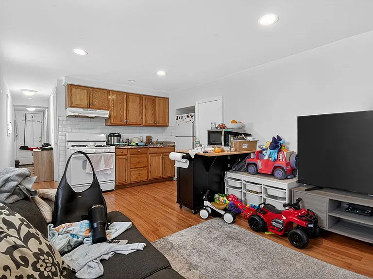 1290 Baker St — Photo 6