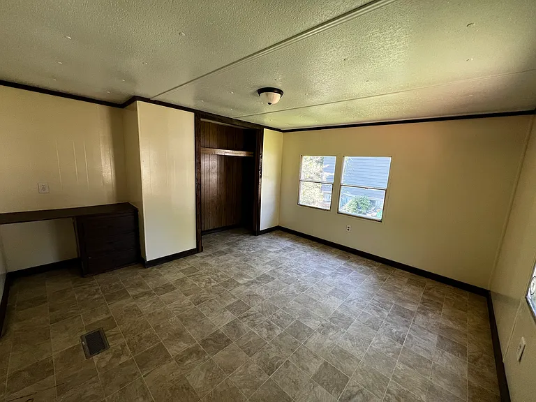 241 Park Cir — Photo 7