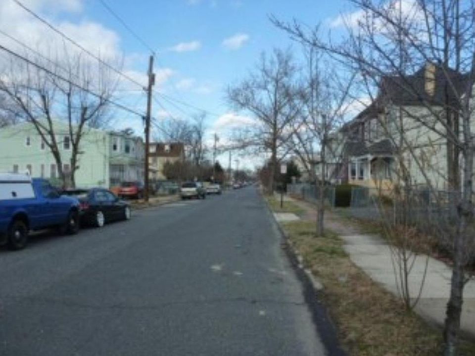 2nd image of 902 Lois Ave