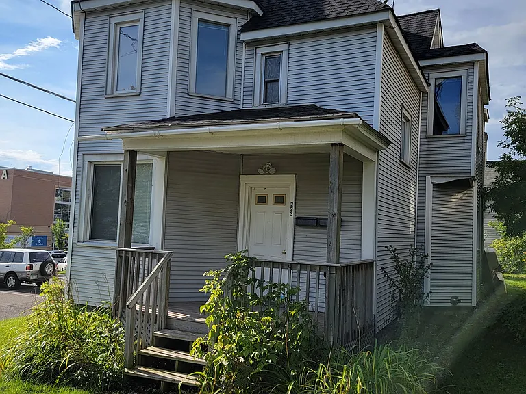 223 N 11th Ave E — Photo 3