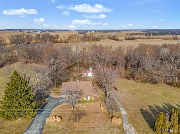 5089 Indian Hills Dr, Edwardsville, IL 62025