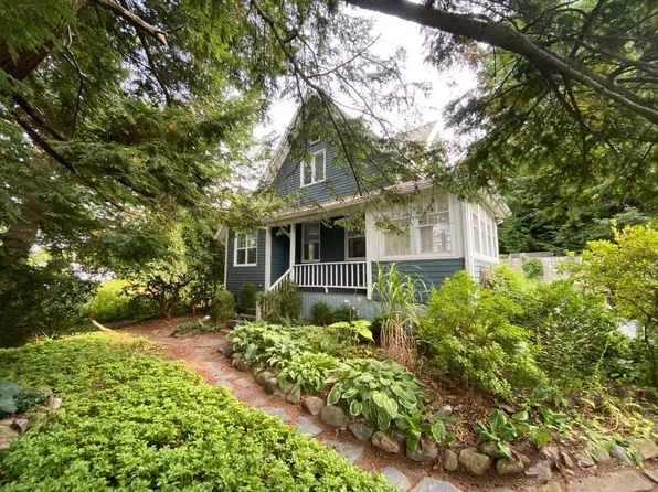 38 Kearney Lake Rd, Halifax, NS B3M 2S4